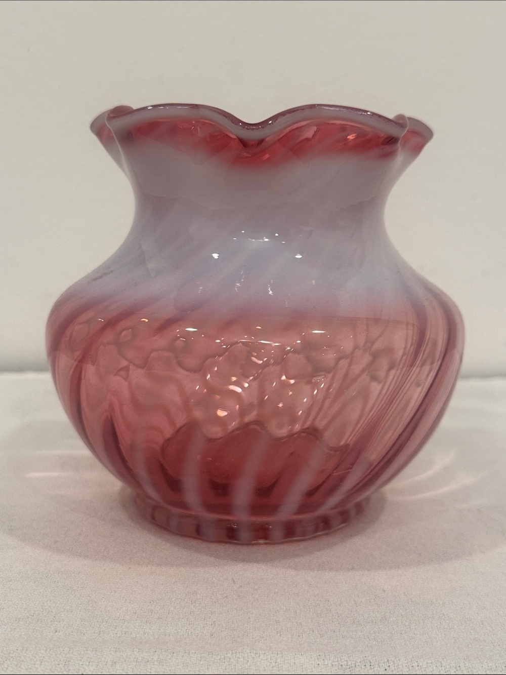 Vintage Fenton Cranberry Opalescent Spiral Optic Swirl Glass Vase w Ruffled Rim